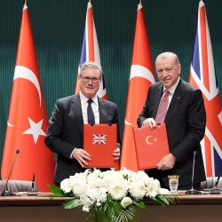 El primer ministro británico, Keir Starmer, y el presidente turco, Recep Tayyip Erdogan, posan tras la firma de un acuerdo para la venta de 20 aviones Eurofighter a Ankara. Foto de Stefan Rousseau / AFP | Foto:AFP