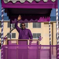 Othman Masoud Othman, candidato presidencial (Alianza para el Cambio y la Transparencia), saluda a la multitud durante el cierre de campaña en Stone Town. Foto de MARCO LONGARI / AFP | Foto:AFP
