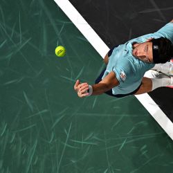 El francés Arthur Rinderknech le sirve al húngaro Fabian Marozsan durante su partido individual masculino en el primer día del torneo de tenis ATP Masters 1000 de París. Foto de François-Xavier MARIT / AFP | Foto:AFP