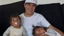 Thiago Medina junto a sus hijas