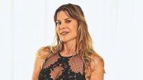 Así es la casa de Karen Reichardt: adaptada para sus tres perritos, con camisetas de Messi y un león en el living