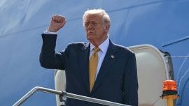 El presidente de Estados Unidos, Donald Trump, hace un gesto al despegar en el Air Force One del Aeropuerto Internacional de Kuala Lumpur en Sepang. Foto de ANDREW CABALLERO-REYNOLDS / AFP