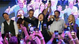 El líder argentino Javier Milei, logró una victoria contundente en las elecciones, impulsando la débil agenda reformista del derechista, respaldado por Estados Unidos. Foto de Luis ROBAYO / AFP