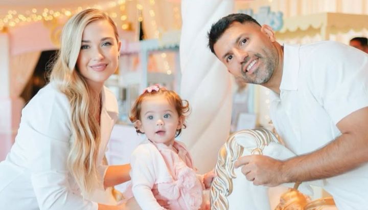 Olivia, la hija del Kun Agüero y Sofía Calzetti, cautivó con un mini look: el pantalón Oxford que marca tendencia