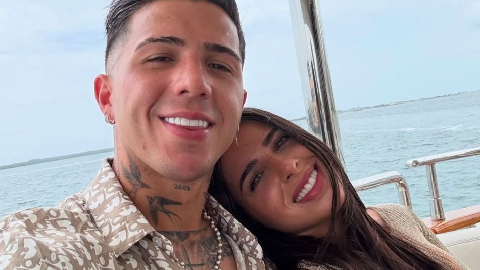 Así es la casa de Valentina Cervantes y Enzo Fernández en Inglaterra: ventanales gigantes, obras de arte y un toque personal