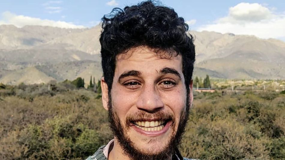 Así es la nueva la vida de Momo, el hijo de Julián Weich que eligió vivir en la calle y hoy construye su casa de barro en una comunidad