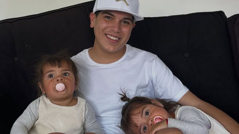 Thiago Medina junto a sus hijas