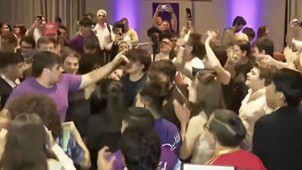 Festejos en el bunker de LLA en Rosario