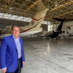 Carlos Colunga, piloto y consultor aeronáutico, durante una entrevista donde repasa su trayectoria y su visión sobre el futuro de la conectividad aérea en la Argentina. | Foto:Carlos Colunga