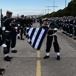 Soldados del ejército griego despliegan una bandera antes de un desfile militar para conmemorar el Día Nacional del "Oxi" (No) en Salónica. Foto de Sakis Mitrolidis / AFP   | Foto:AFP