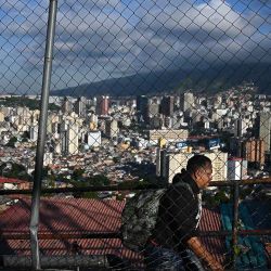 Un hombre camina por el barrio de San Agustín con el paisaje urbano de Caracas. Foto de Federico PARRA / AFP | Foto:AFP