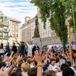 Niños del colegio Maristas San Fernando alzan los brazos durante la inauguración de una estatua de Marcelino Champagnat, en Sevilla. Foto de CRISTINA QUICLER / AFP | Foto:AFP