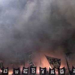 El humo de las bengalas encendidas por los aficionados de Frankfurt se ve antes del partido de fútbol de segunda ronda de la Copa de Alemania (DFB Pokal). Foto de Kirill KUDRYAVTSEV / AFP | Foto:AFP