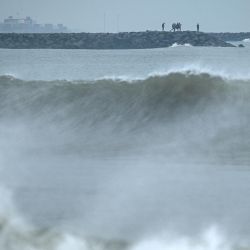 Maremotos chocan contra la gente que camina cerca de la costa bajo la lluvia antes de la llegada del ciclón Montha, en Chennai. Foto de R. Satish BABU / AFP | Foto:AFP