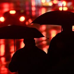 Los peatones se protegen de la lluvia bajo paraguas mientras caminan por la calle durante la hora punta en Copenhague. Foto de Sergei GAPON / AFP | Foto:AFP