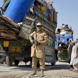 Un miembro de las fuerzas de seguridad talibanes monta guardia mientras los refugiados afganos deportados de Pakistán llegan al cruce fronterizo. Foto de Sanaullah SEIAM / AFP | Foto:AFP