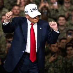 Donald Trump, baila al salir tras pronunciar un discurso ante personal de la Marina estadounidense a bordo del portaaviones USS George Washington. Foto de Philip FONG / AFP | Foto:AFP