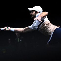El monegasco Valentin Vacherot devuelve un golpe de derecha al checo Jiri Lehecka durante su partido individual masculino. París. Foto de JULIEN DE ROSA / AFP | Foto:AFP