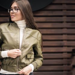 El mayor encanto de las camperas cortas es su versatilidad.