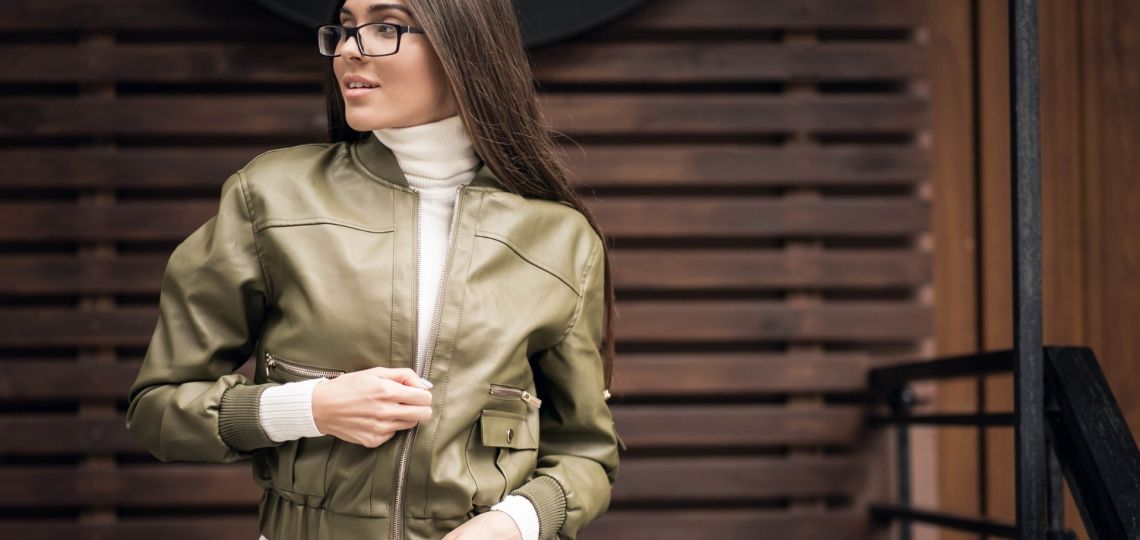 Camperas cortas y boxy: cómo combinarlas y por qué estilizan la figura