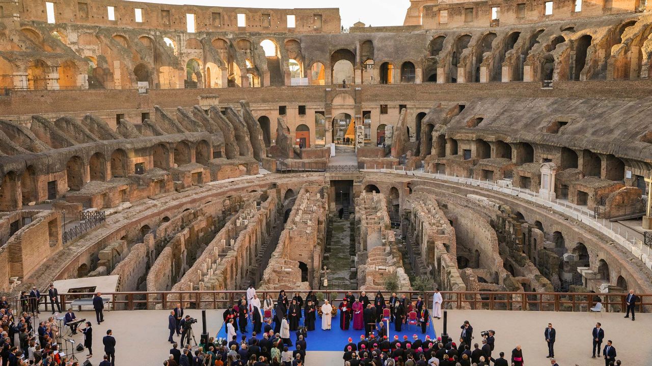 El Papa León XIV asiste a un encuentro interreligioso para orar por la paz en el Coliseo de Roma. Foto de Gregorio Borgia / AFP | Foto:AFP