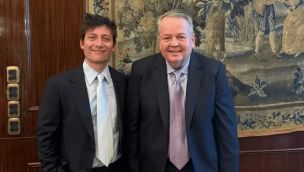 Santiago Caputo y Barry Bennet