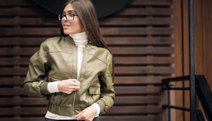 Camperas cortas y boxy: cómo combinarlas y por qué estilizan la figura