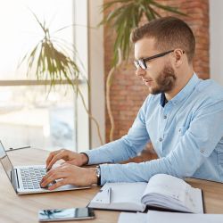 Buscando ofertas de viajes en la web.