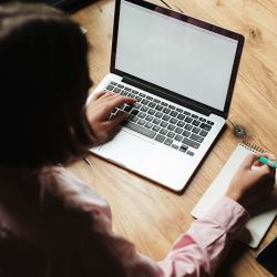 Buscando ofertas de viajes en la web.