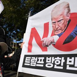 Manifestantes surcoreanos sostienen una pancarta que dice "No a Trump" durante una protesta contra la visita del presidente estadounidense Trump a la APEC. Foto de Jung Yeon-je / AFP | Foto:AFP