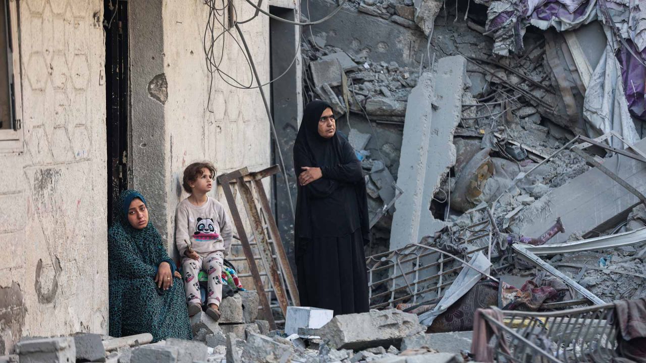 Una mujer y un niño se encuentran entre los escombros de una casa destruida durante un ataque aéreo israelí nocturno. Foto de Omar AL-QATTAA / AFP | Foto:AFP