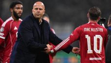 Arne Slot saluda a Alexis Mac Allister