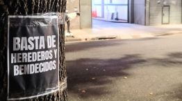 Carteles contra Máximo Kirchner en la sede el PJ bonaerense