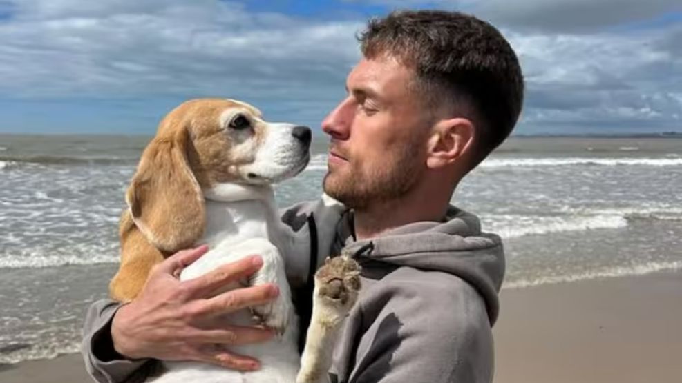Aaron Ramsey junto a su perrita perdida Halo.