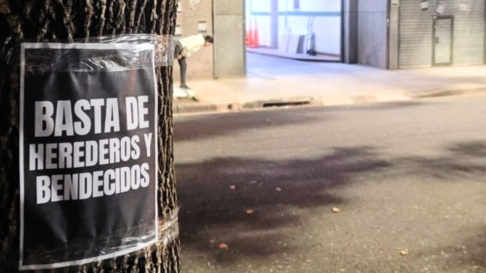 Carteles contra Máximo Kirchner en la sede el PJ bonaerense