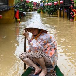 Una señora navega durante las fuertes lluvias en Hoi An. Foto de AFP | Foto:AFP