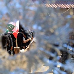 La gente se reúne fuera del edificio municipal en la aldea fronteriza libanesa del sur de Blida. Foto de Mahmoud ZAYYAT / AFP | Foto:AFP