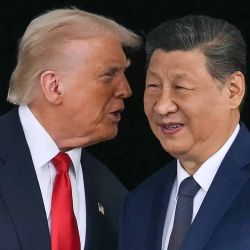 Donald Trump, habla con el presidente de China, Xi Jinping, mientras se dan la mano después de sus conversaciones en la Base Aérea de Gimhae. Foto de ANDREW CABALLERO-REYNOLDS / AFP | Foto:AFP
