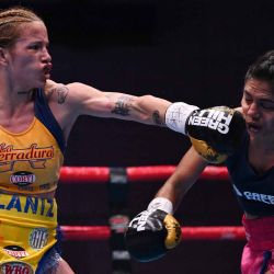  Gabriela Celeste Alaniz de Argentina lanza un golpe con la izquierda a Laura Wollenmann de Colombia durante su combate por el título de peso mosca. Foto de Raul Arboleda / AFP | Foto:AFP