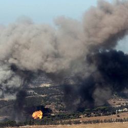 El humo se eleva tras un ataque aéreo israelí en las afueras del pueblo sureño libanés de Ej Jarmaq. Foto de Rabih DAHER / AFP | Foto:AFP