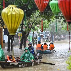 La gente navega por una calle inundada en botes durante fuertes lluvias en Hoi An. Foto de Nhac NGUYEN / AFP | Foto:AFP