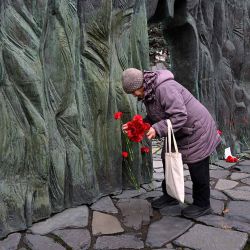 Una mujer coloca flores en el monumento a las víctimas de las represiones políticas en el centro de Moscú. Foto de Olesya KURPYAYEVA / AFP | Foto:AFP