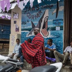 Un hombre masai camina en la esquina de Jaws en Stone Town. Foto de Marco Longari / AFP | Foto:AFP