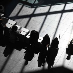 La gente descansa en un vestíbulo de oficinas en Tokio. Foto de Greg Baker / AFP | Foto:AFP