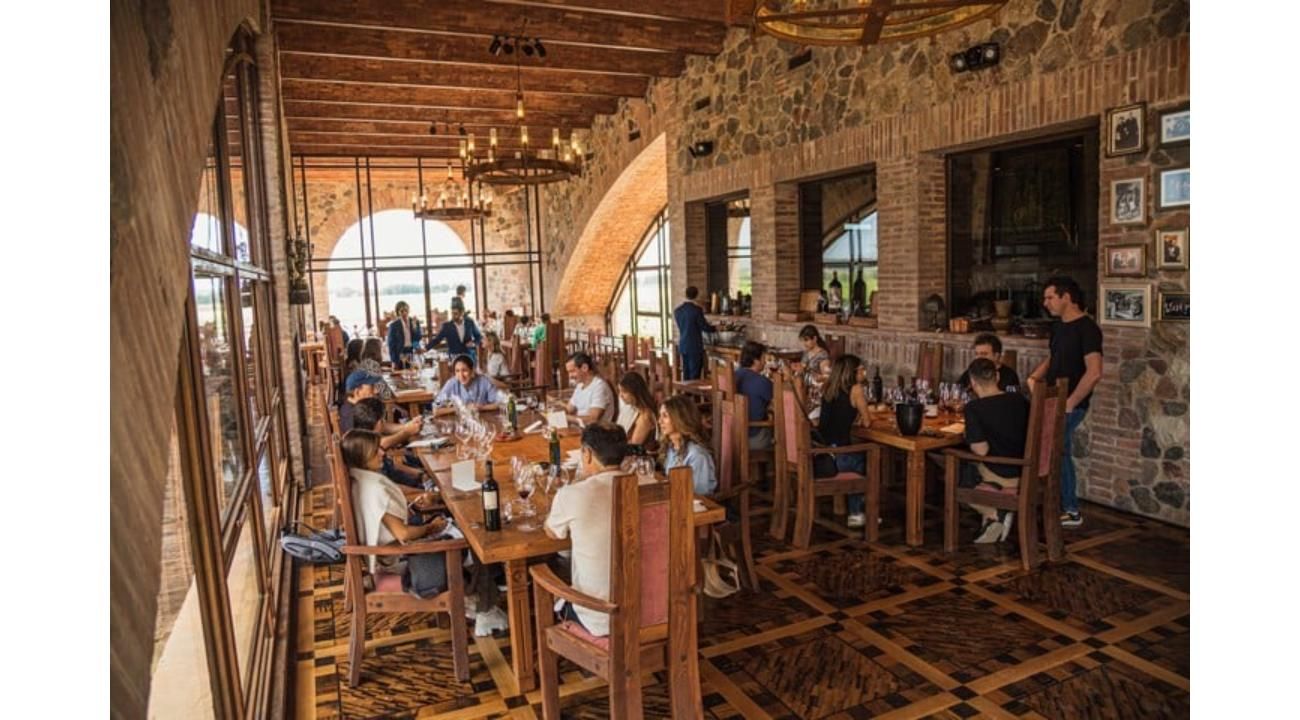 Entre estrellas Michelin y bodegas: la gastronomía mendocina, protagonista en las experiencias de Bus Vitivinícola