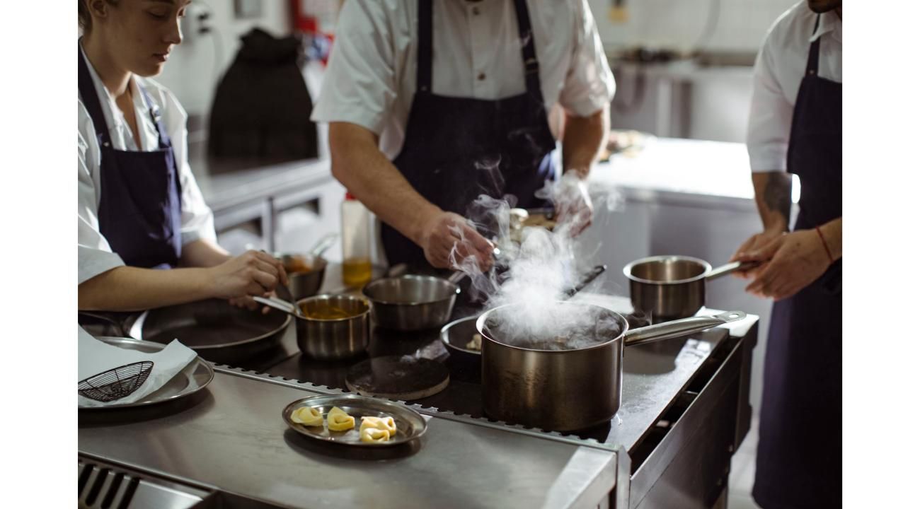 Entre estrellas Michelin y bodegas: la gastronomía mendocina, protagonista en las experiencias de Bus Vitivinícola