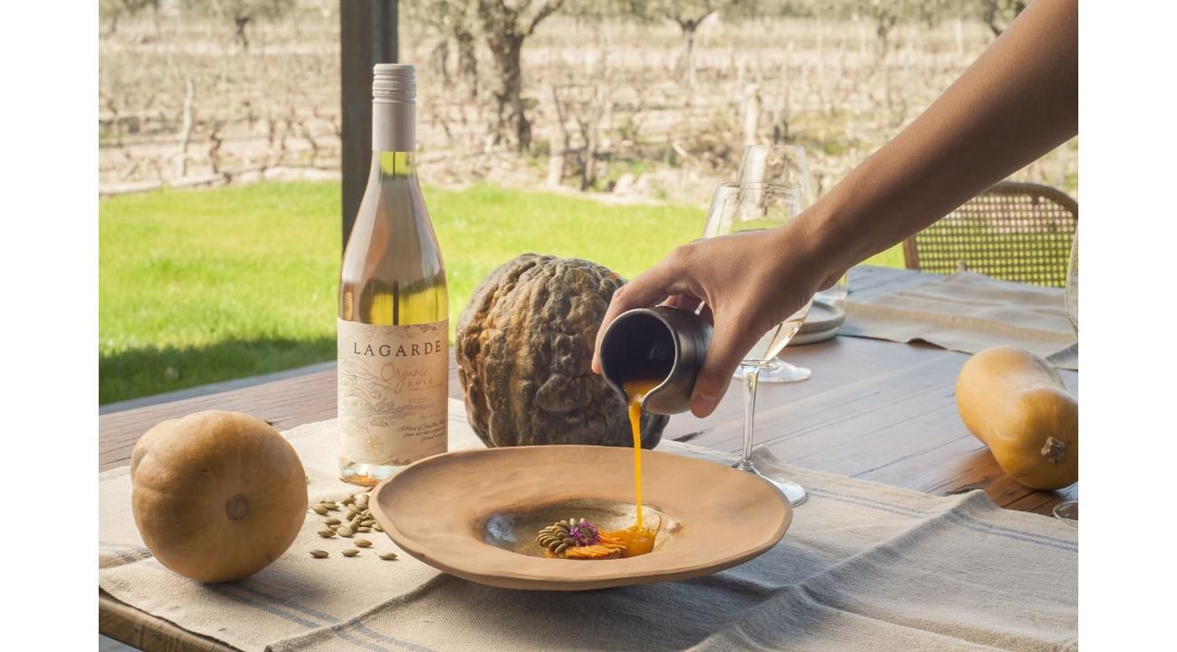 Entre estrellas Michelin y bodegas: la gastronomía mendocina, protagonista en las experiencias de Bus Vitivinícola