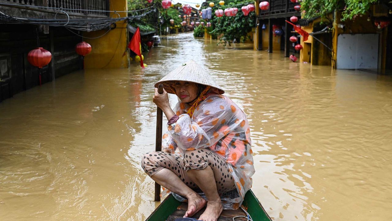 Una señora navega durante las fuertes lluvias en Hoi An. Foto de AFP | Foto:AFP