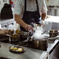 Entre estrellas Michelin y bodegas: la gastronomía mendocina, protagonista en las experiencias de Bus Vitivinícola