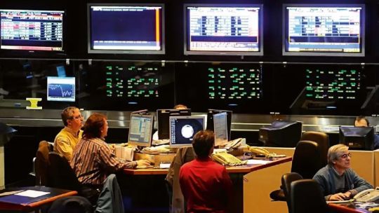 Según un especialista, “si el Gobierno compra divisas y trata el tema de la flexibilización laboral, vamos a tener una muy buena bolsa” Según un especialista, “si el Gobierno compra divisas y trata el tema de la flexibilización laboral, vamos a tener una muy buena bolsa”